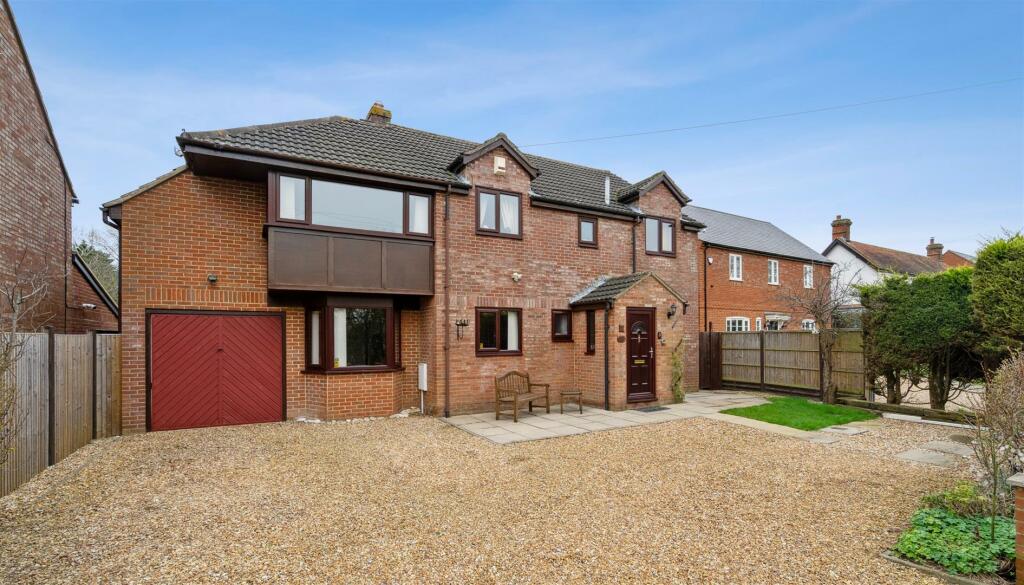 5 bedroom detached house for sale in Cranfield Road, Astwood, Newport
