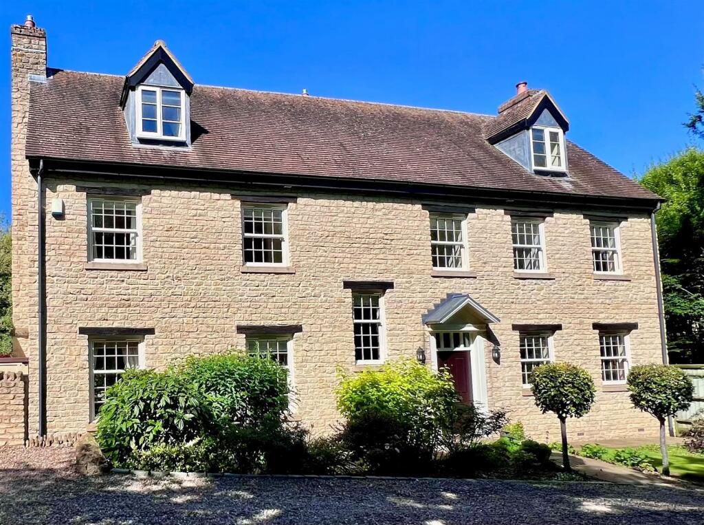 5 bedroom detached house for sale in The Green, Deanshanger, Milton