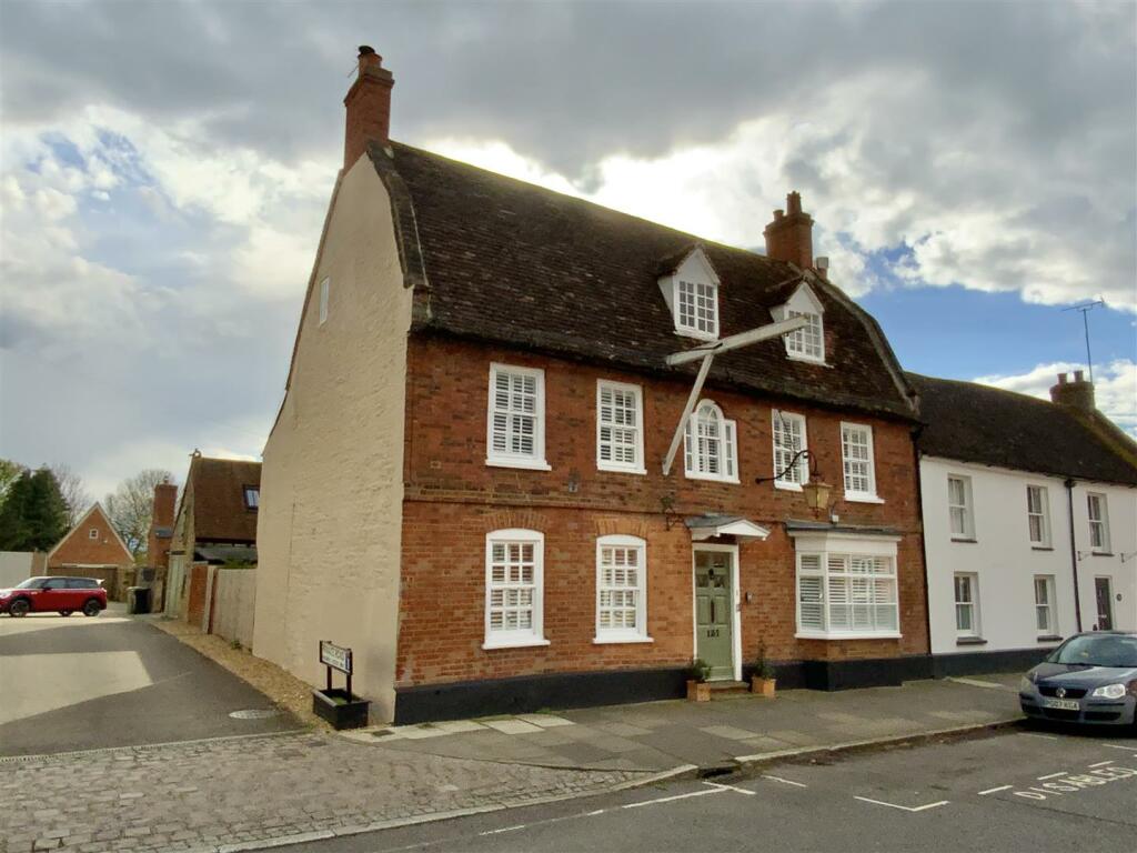 6 bedroom town house for sale in High Street, Stony Stratford, MK11