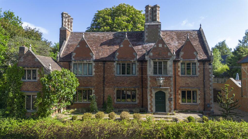 Main image of property: Watling Street, Little Brickhill, Milton Keynes
