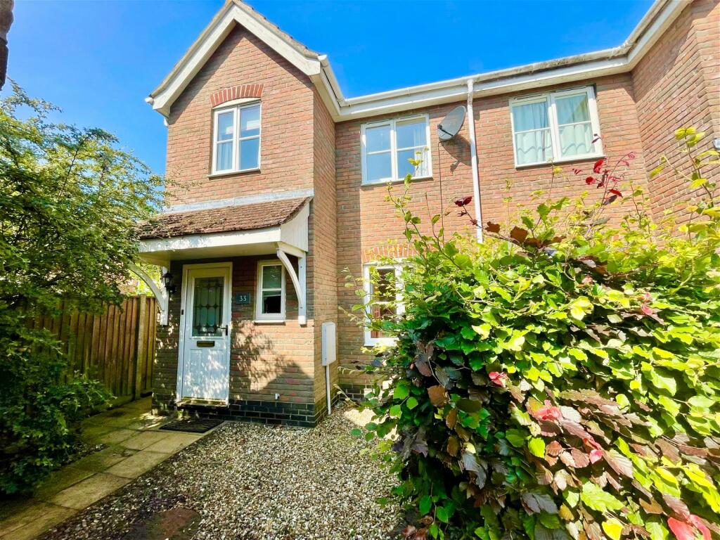 3 bedroom semidetached house for sale in Tudor Avenue, Roydon, Roydon