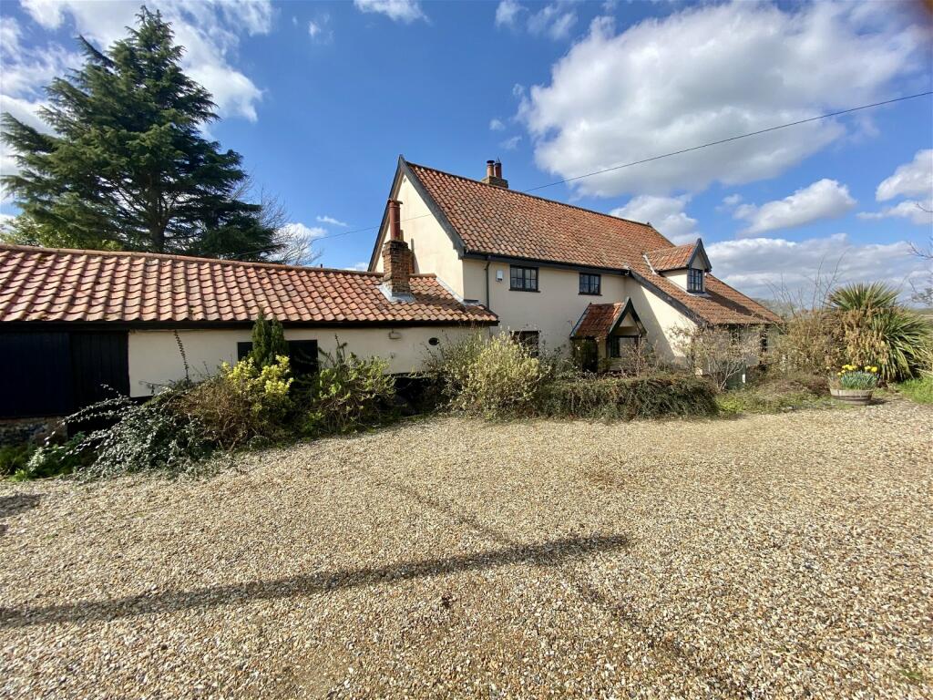 4 bedroom detached house for sale in Bury Road,Hopton,Diss,Norfolk,IP22
