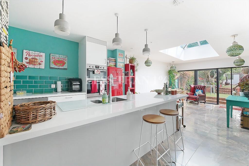 Main image of property: LOWER THRIFT STREET - NN1
