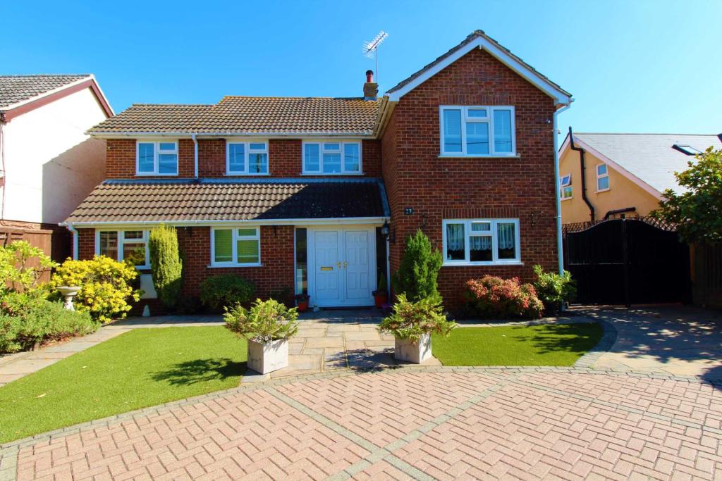 4 bedroom detached house for sale in Maldon Road, Great Totham, CM9