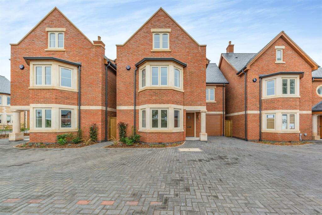 4 bedroom detached house for sale in Leicester Road, Uppingham, Rutland