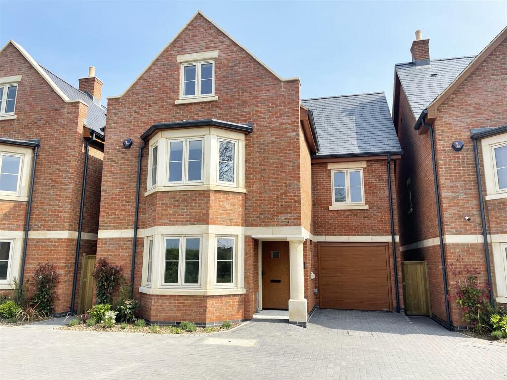 4 bedroom detached house for sale in Leicester Road, Uppingham, Rutland