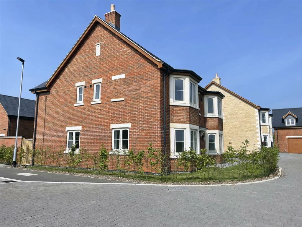 5 bedroom detached house for sale in Leicester Road, Uppingham, Rutland