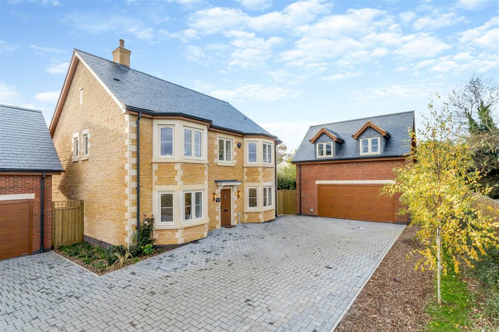 4 bedroom detached house for sale in Leicester Road, Uppingham, Rutland