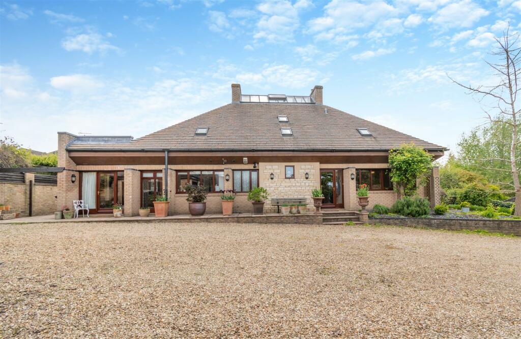 4 bedroom detached house for sale in First Drift, Wothorpe, Stamford, PE9