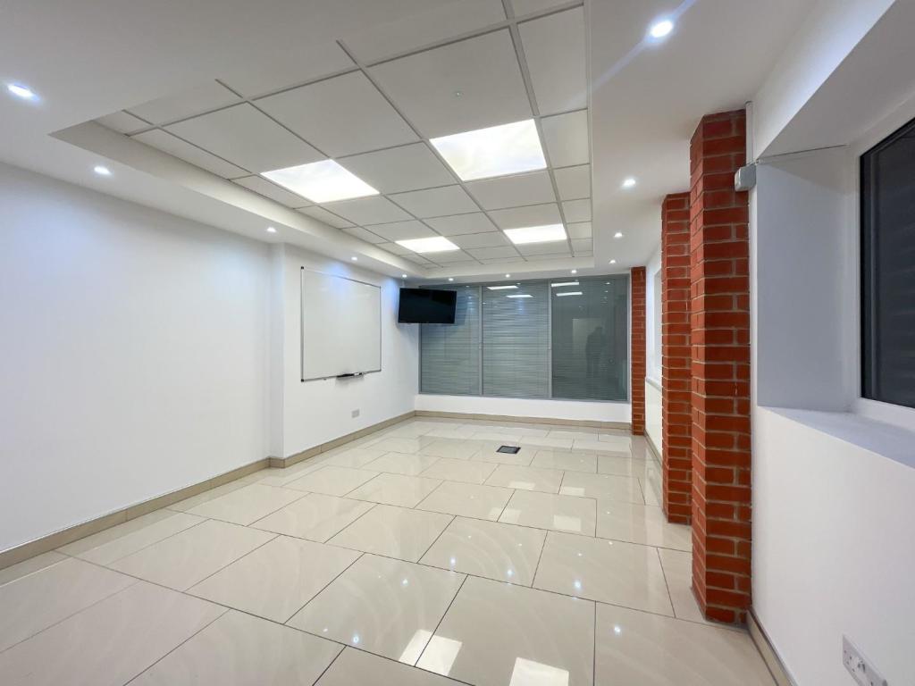 Commercial property for rent in Bradford Road, Dewsbury, WF13