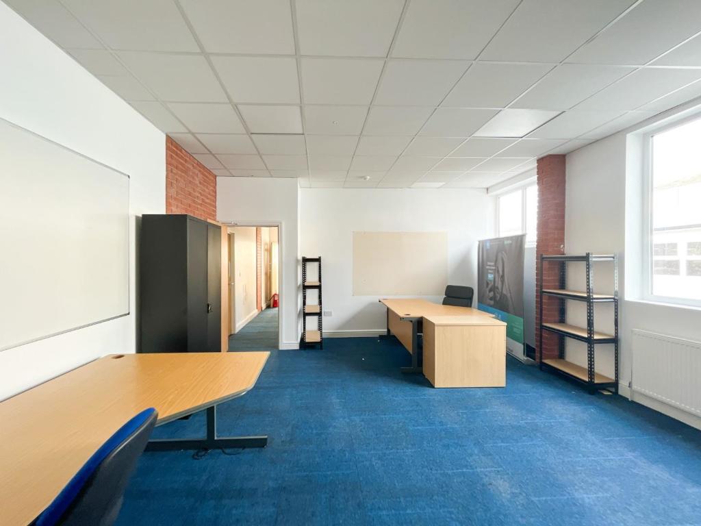 Commercial property for rent in Bradford Road, Dewsbury, WF13