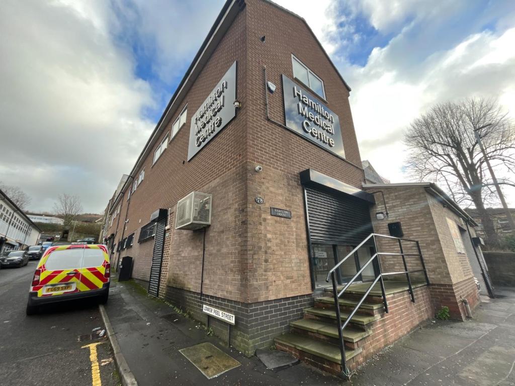 Commercial property for rent in Bradford Road, Dewsbury, WF13
