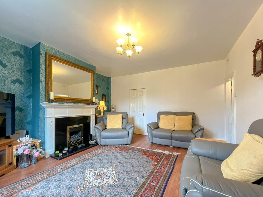3 bedroom terraced house for sale in Overthorpe Road, Thornhill
