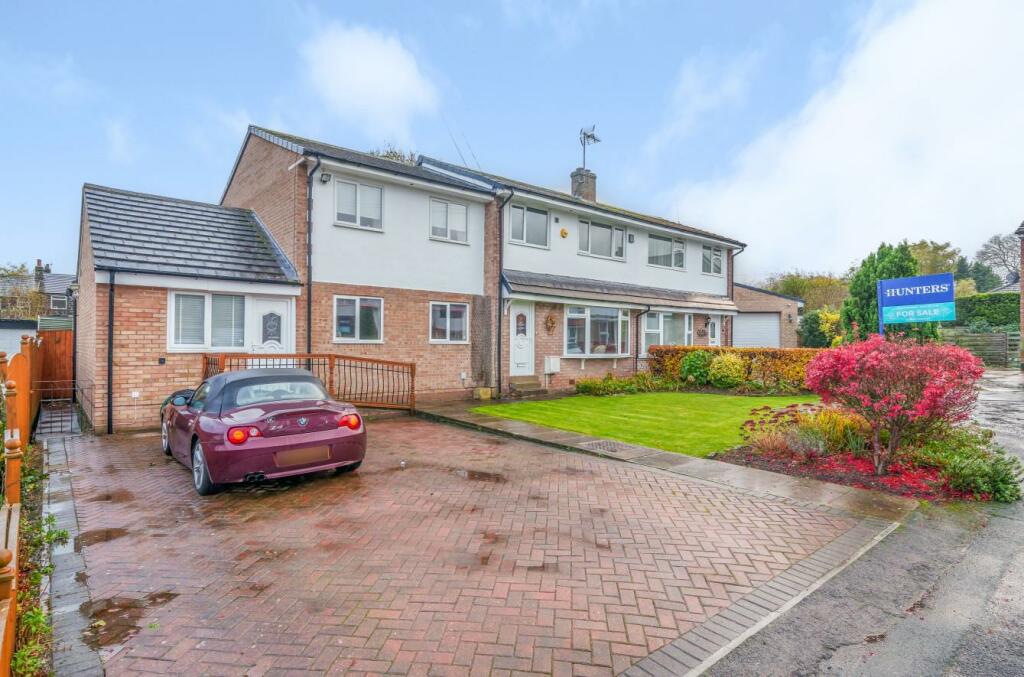 6 bedroom semidetached house for sale in Greenbanks Close, Horsforth, Leeds, LS18
