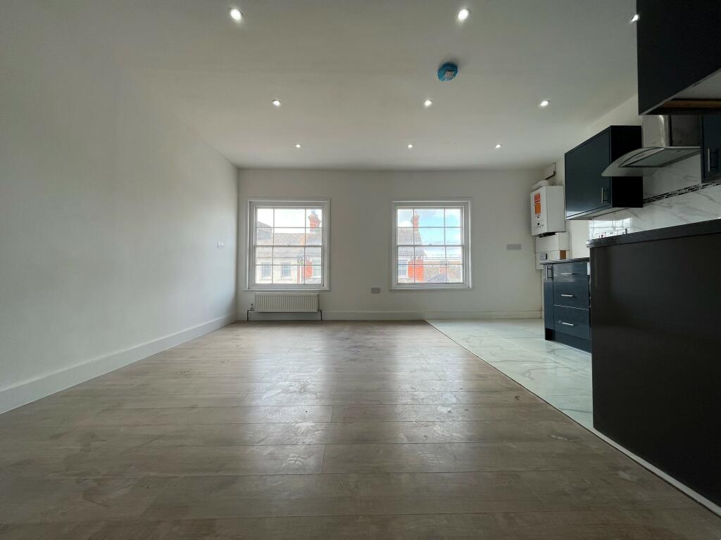 Studio flat for rent in High Street North, DUNSTABLE, LU6