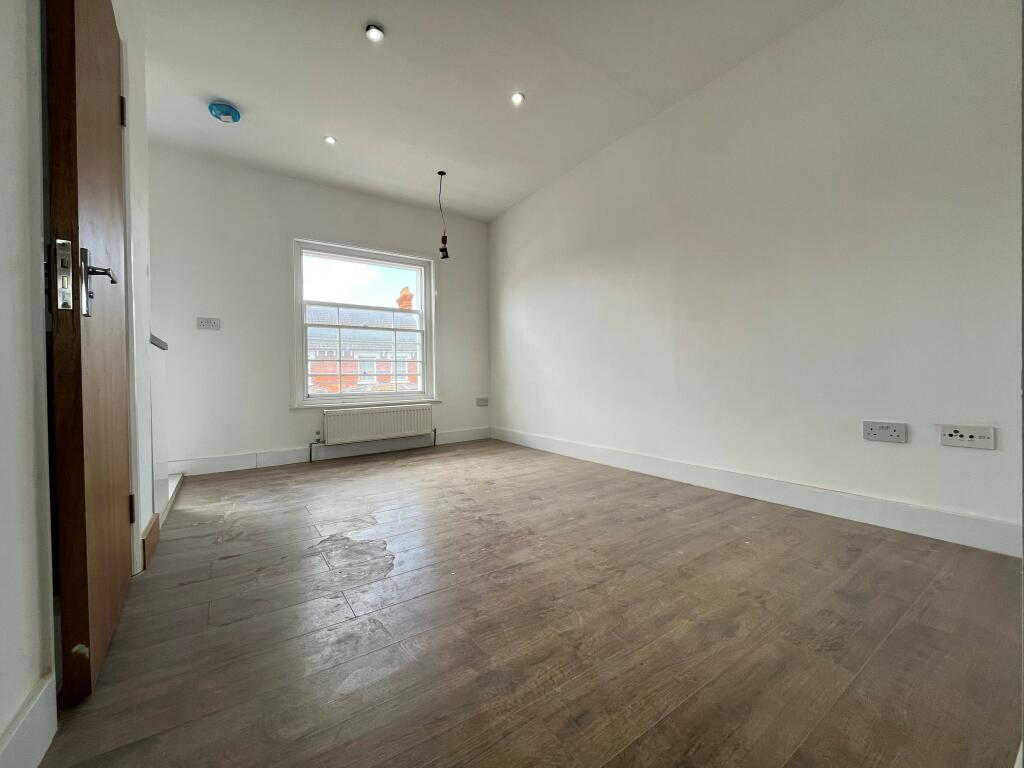 Studio flat for rent in High Street North, DUNSTABLE, LU6