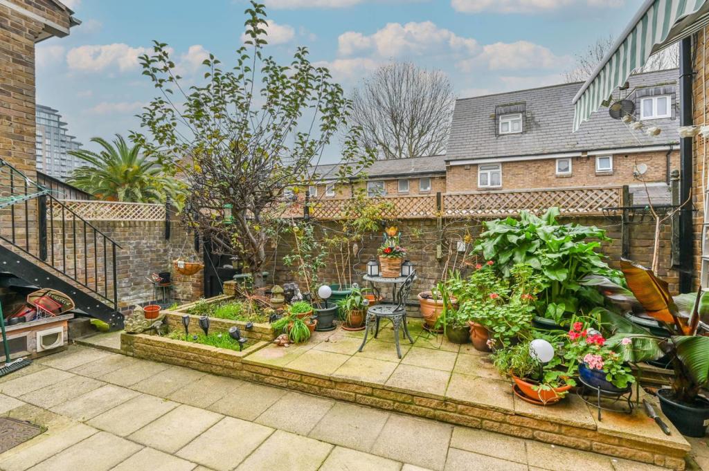 4 bedroom detached house for sale in West Gardens, Wapping, London, E1W