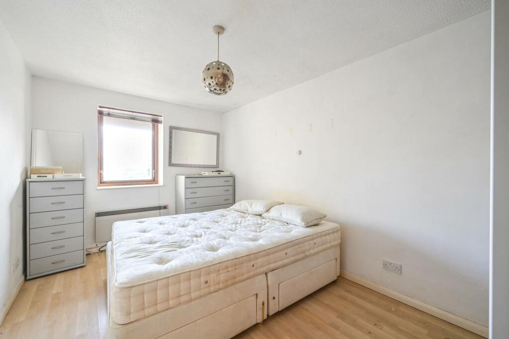 1 bedroom flat for rent in Royal Mint Street, City, London, E1