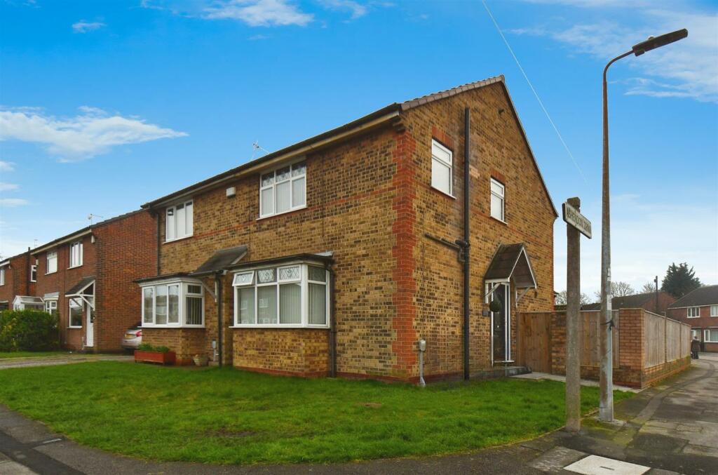 3 bedroom semi-detached house for sale in Ashendon Drive, Hull, HU8