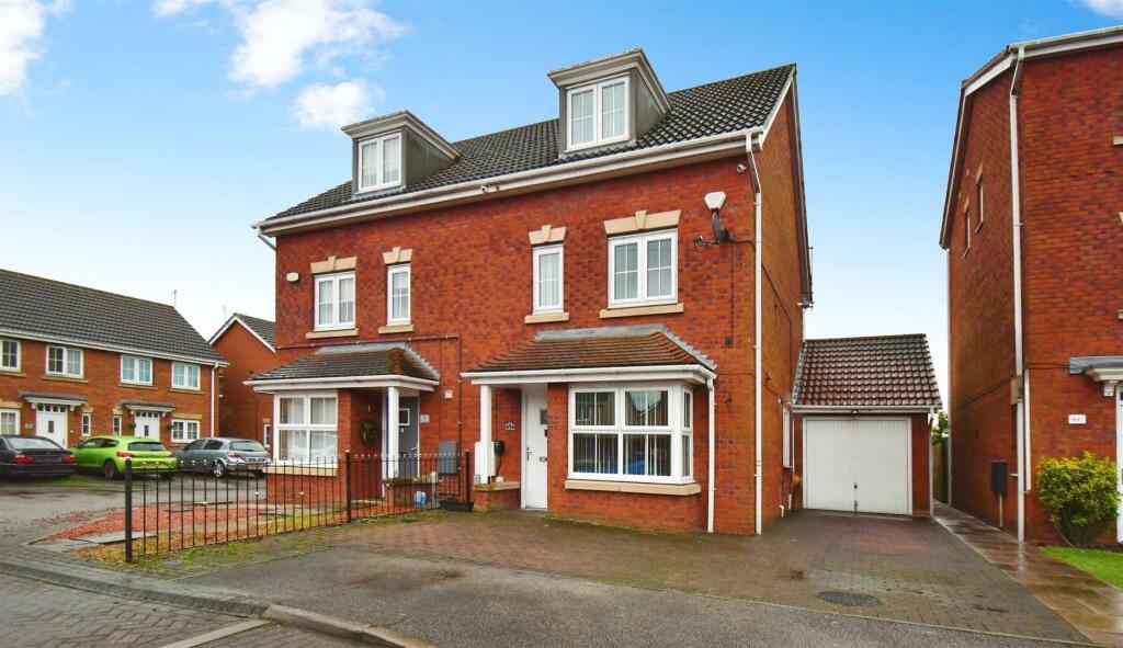 4 bedroom semi-detached house for sale in Acasta Way, Hull, HU9