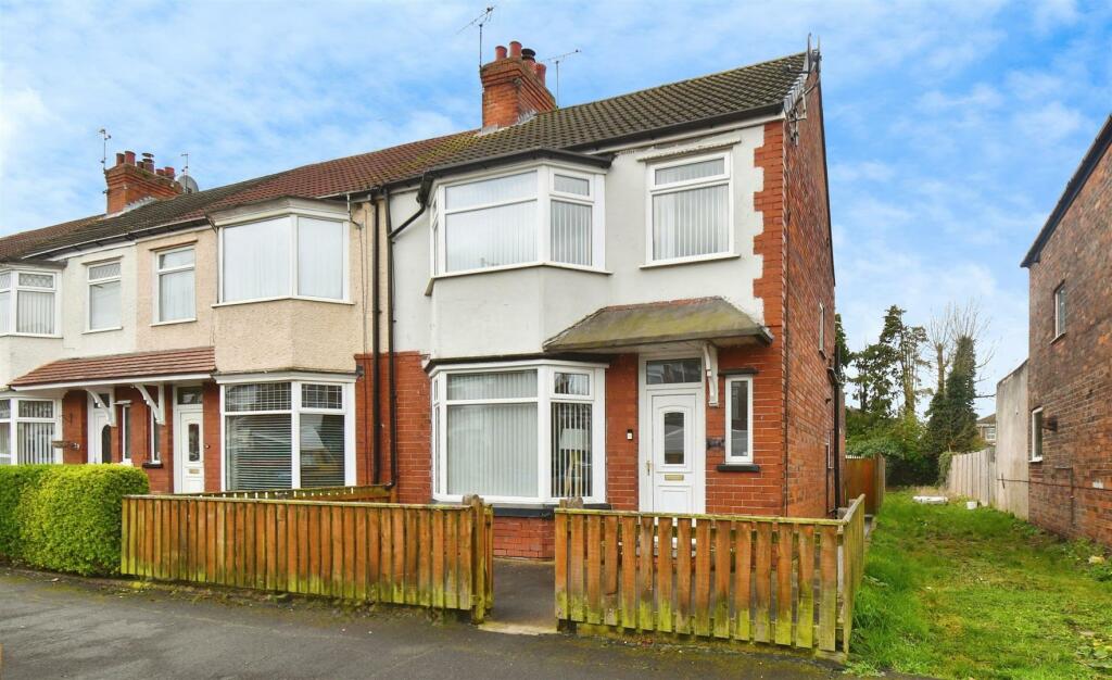 3 bedroom end of terrace house for sale in Waldegrave Avenue, Hull, HU8