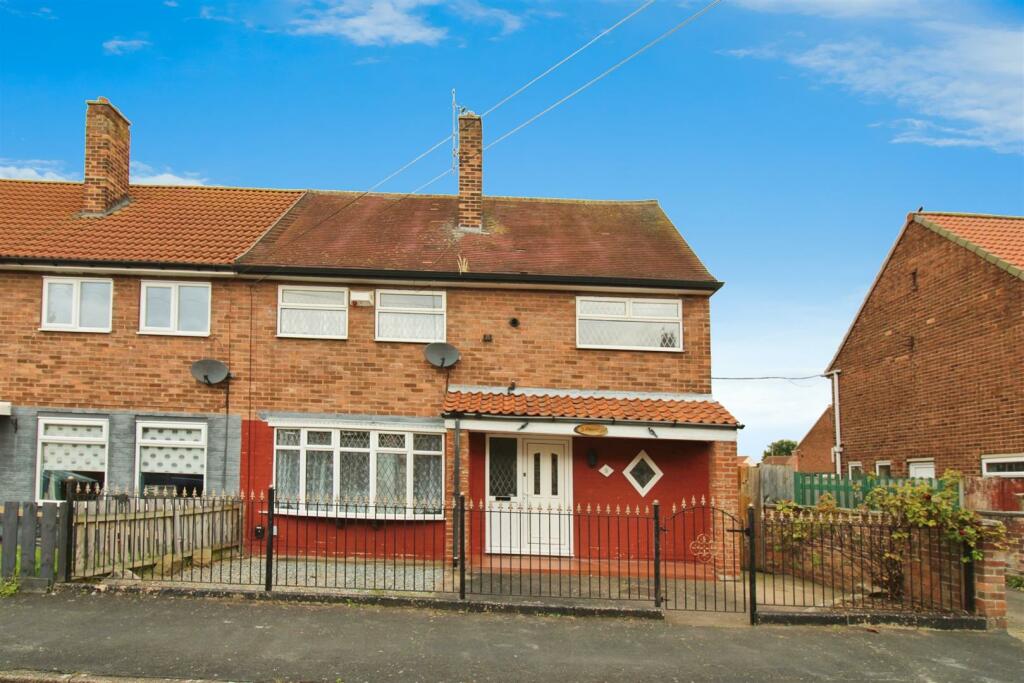 4 bedroom semidetached house for sale in Gainford Grove, Hull, HU9