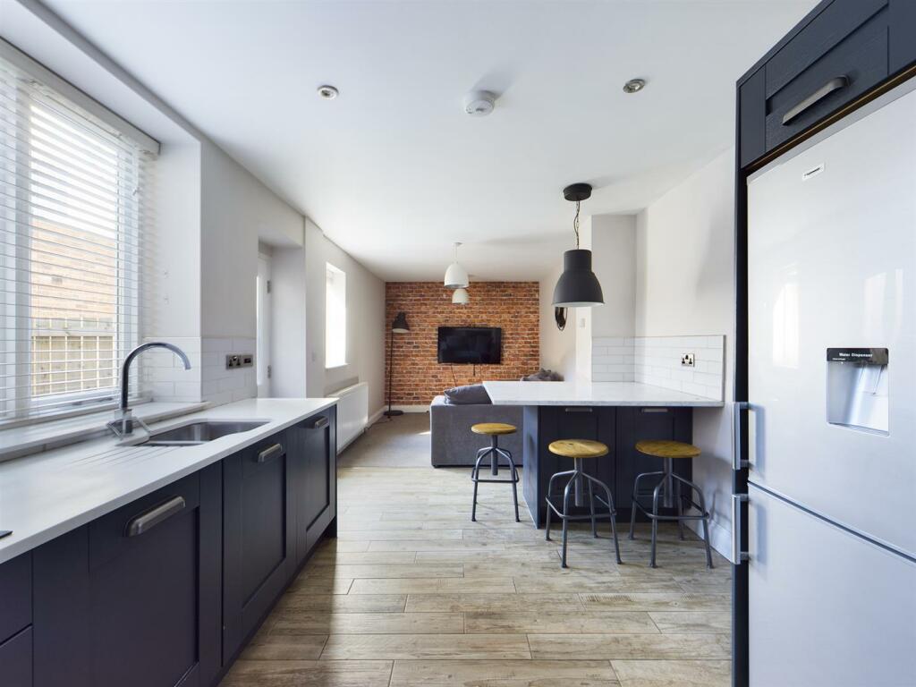 4 bedroom apartment for rent in £143PPPW St. James Street, City Centre