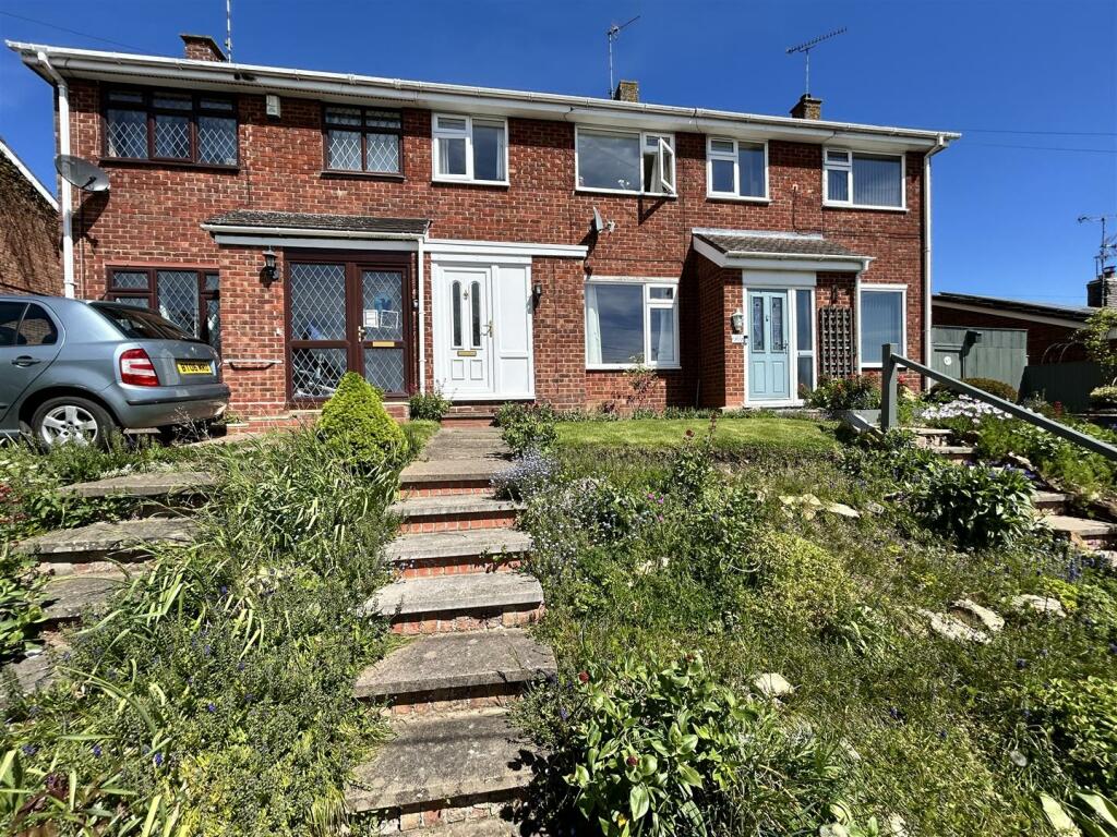 3 bedroom terraced house for sale in Poplar Road, Itchington