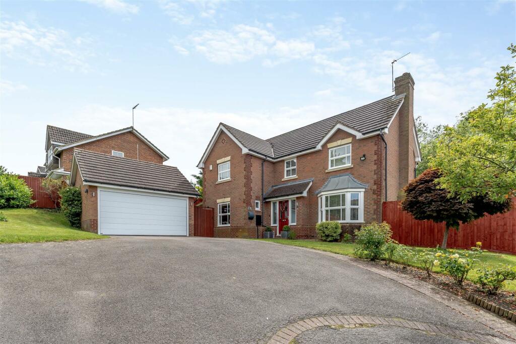 4 bedroom detached house for sale in Brook View, Dunchurch, Rugby, CV22