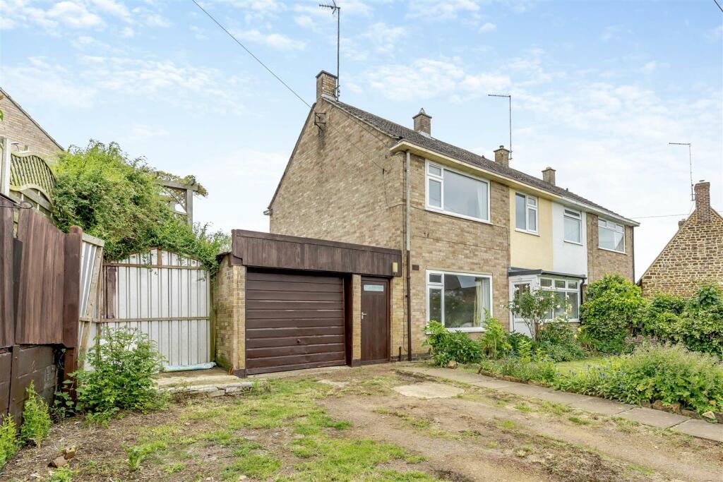 3 bedroom semidetached house for sale in Bell Lane, Byfield, Daventry