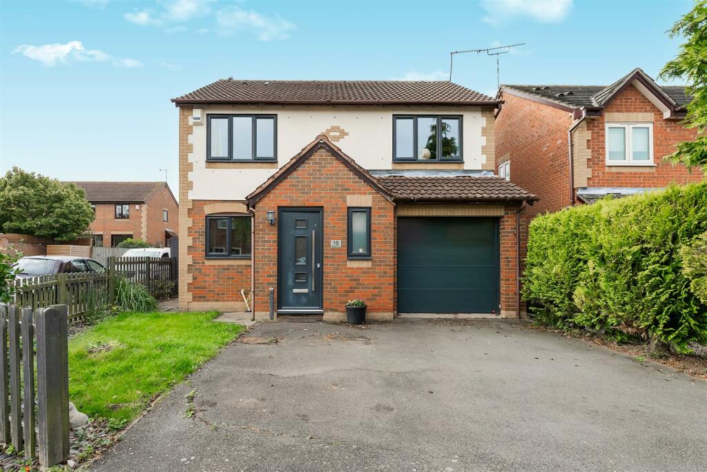4 bedroom detached house for sale in Barkus Close, Southam, CV47