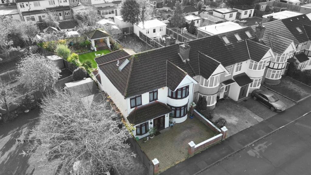 6 bedroom end of terrace house for sale in Wykeham Road, HARROW, HA3