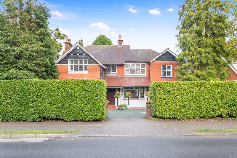 6 bedroom detached house for sale in Road, Horley, Surrey, RH6