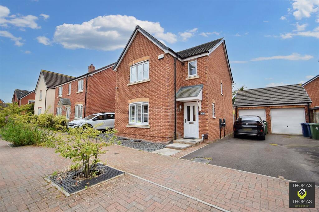 3 bedroom detached house for sale in Hawfinch Road, Longford, GL2