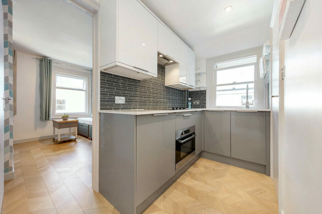 Studio flat for sale in Larkfield Road, TW9