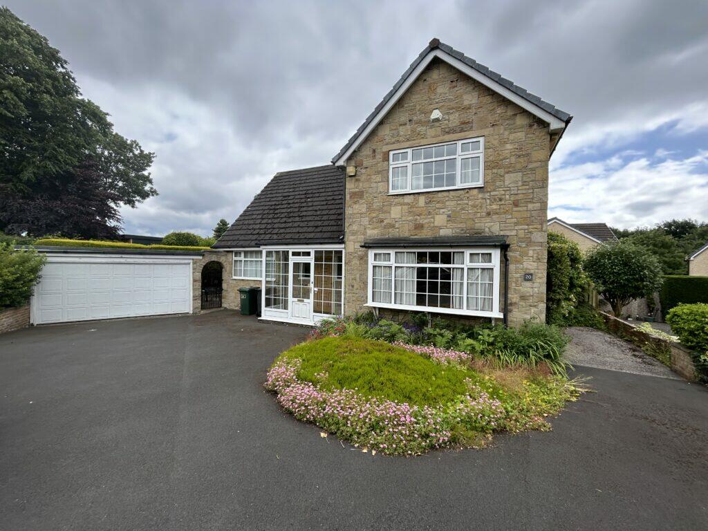 4 bedroom detached house for sale in St Marys Avenue, Mirfield, WF14