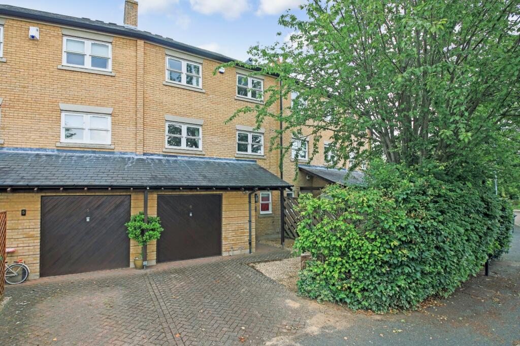 3 bedroom terraced house for rent in The Crescent, Cambridge, CB3