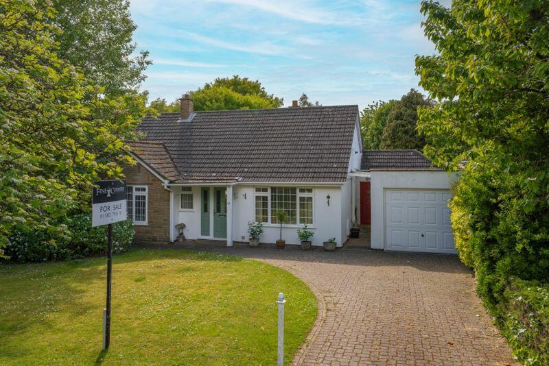 2 bedroom bungalow for sale in Holywell Road, Studham, LU6
