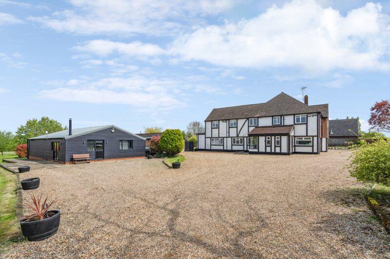 5 bedroom detached house for sale in Tebworth Road, Wingfield