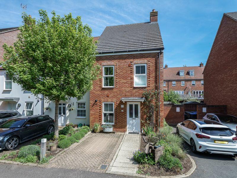 4 bedroom end of terrace house for sale in Ver Brook Avenue, Markyate, AL3