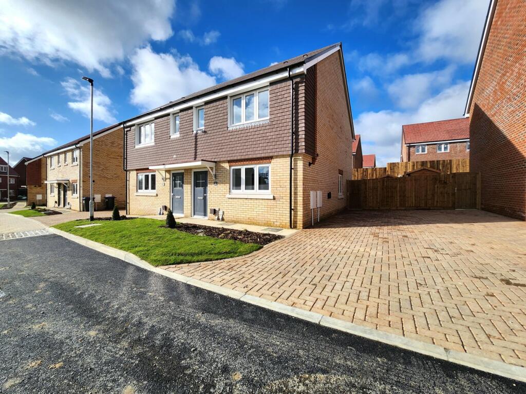 3 bedroom semidetached house for sale in Hudson Avenue, Thorley