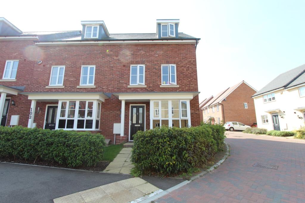 4 bedroom end of terrace house for sale in Summers Hill Drive, Papworth