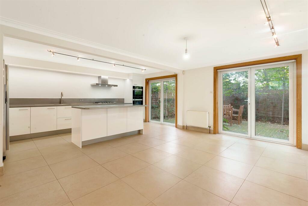 House to rent on Lansdowne Crescent W11