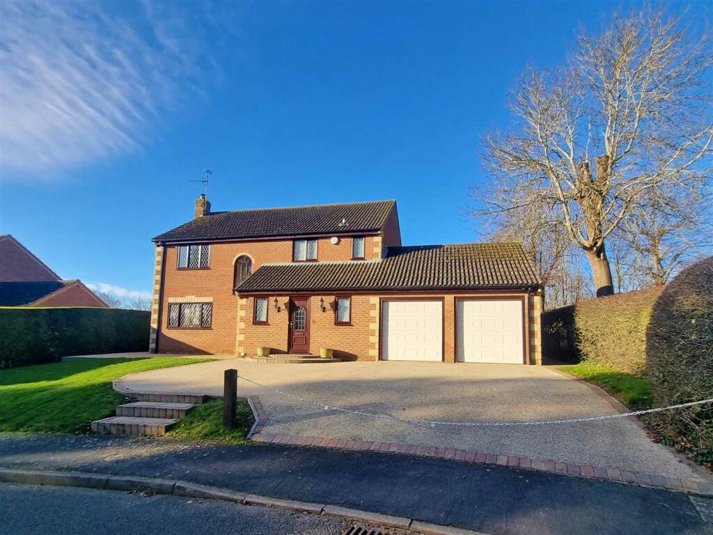 4 bedroom detached house for sale in Robinswood, Wansford, Peterborough