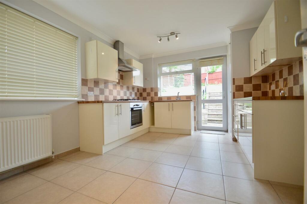 2 bedroom semi-detached bungalow for rent in Lyndhurst Way, Istead Rise, Gravesend, DA13