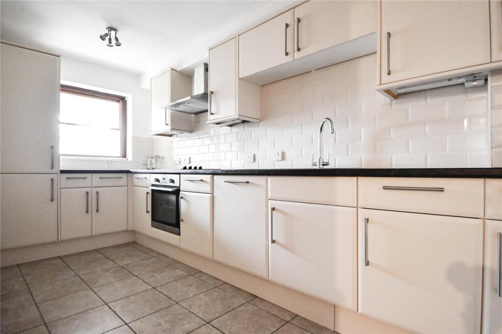 Main image of property: Beaufort Place, Thompsons Lane, Cambridge, CB5