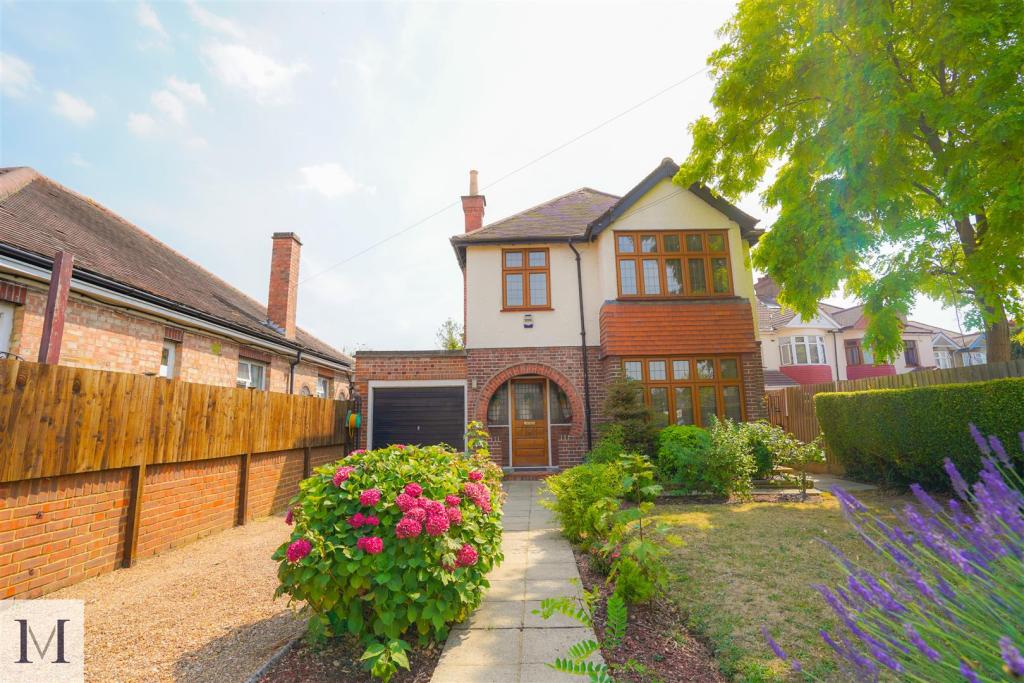 4 bedroom detached house for sale in Green Walk, Southall, Norwood