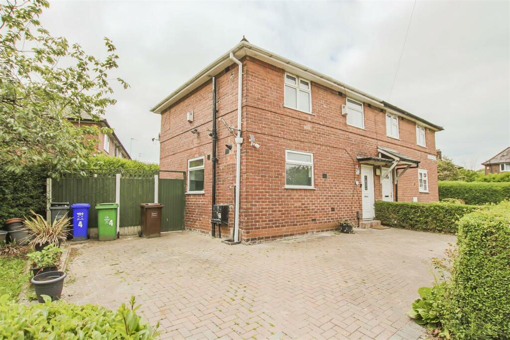 3 bedroom semidetached house for rent in Torrington Avenue, Manchester, M9