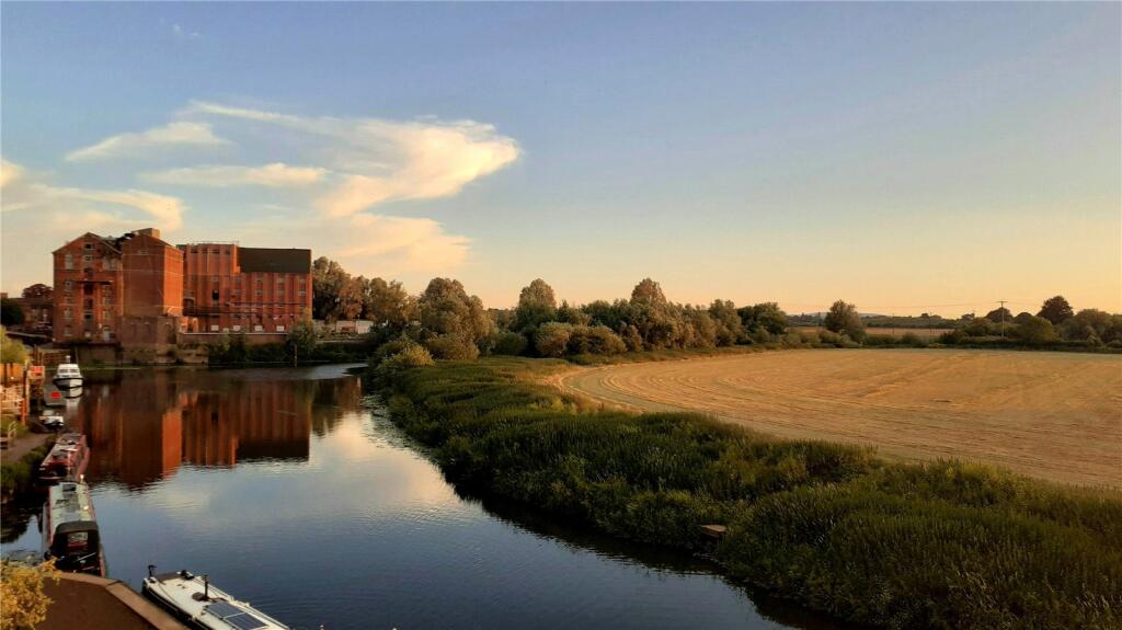 4 bedroom end of terrace house for sale in King Johns Court, Tewkesbury