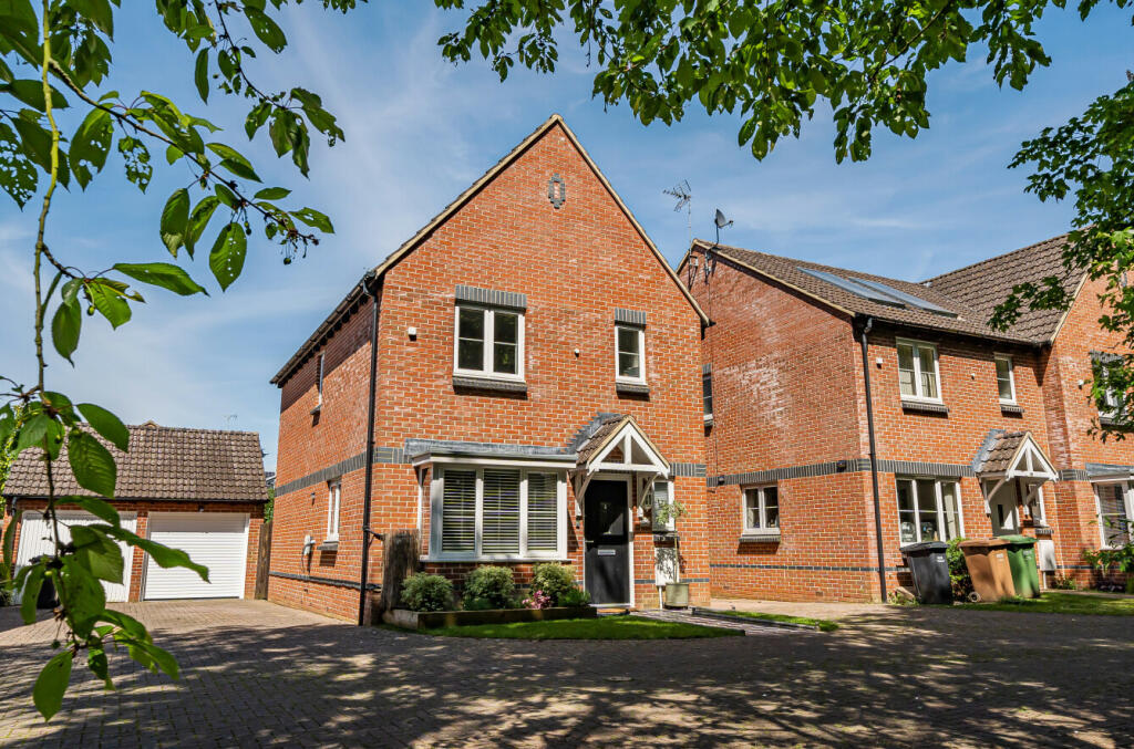 3 bedroom detached house for sale in Orchard Close, Bredon, Tewkesbury